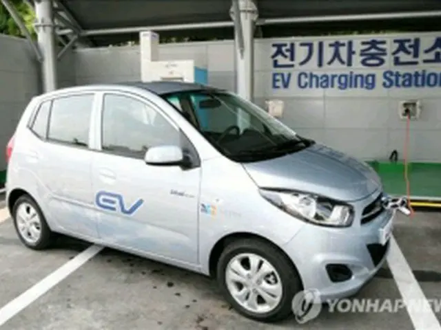 充電中の現代自動車「ブルーオン」＝14日、ソウル（聯合ニュース）