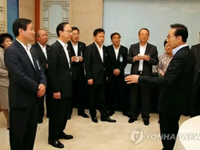 李大統領(右)と閣僚ら=20日、ソウル(聯合ニュース)