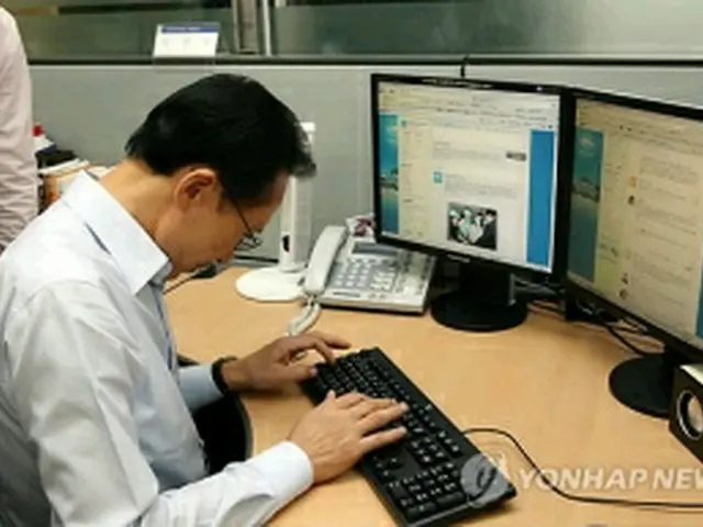 ツイッターに書き込む李大統領(青瓦台提供)=20日、ソウル(聯合ニュース)