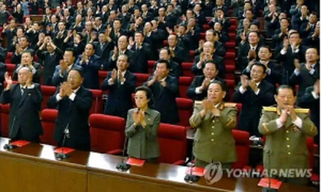 28日に平壌で開催された党代表者会で拍手する出席者ら（朝鮮中央通信）＝29日、ソウル（聯合ニュース）