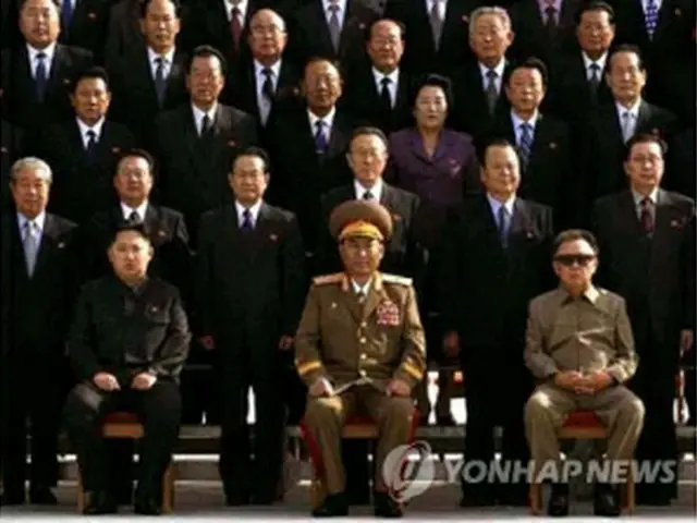 前列左端が金ジョンウン中央軍事委員会副委員長。朝鮮中央通信は撮影日時は明らかにしていない＝30日、ソウル（聯合ニュース）