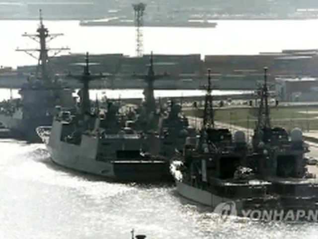 海軍釜山基地に停泊中の韓日米の艦艇＝１２日、釜山（聯合ニュース）