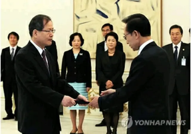千秘書官（左）に任命状を授与する李大統領（右）＝１９日、ソウル（聯合ニュース）