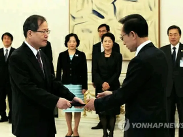 千秘書官（左）に任命状を授与する李大統領（右）＝１９日、ソウル（聯合ニュース）
