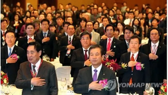 世界韓人経済人大会で国民儀礼を行う参加者ら＝２７日、一山（聯合ニュース）