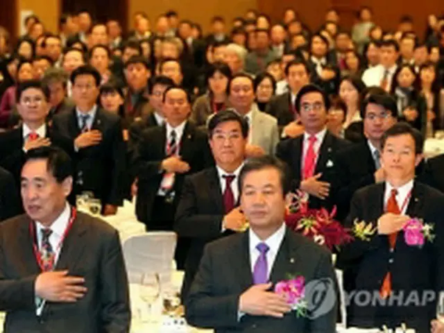 世界韓人経済人大会で国民儀礼を行う参加者ら＝２７日、一山（聯合ニュース）