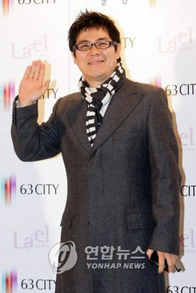 ＜2010 MBC演技大賞＞でMCを務めるキム・ヨンマン