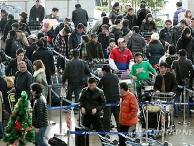 年末を迎え、仁川空港は海外に出国する旅行客で混雑している＝29日、仁川空港（聯合ニュース）