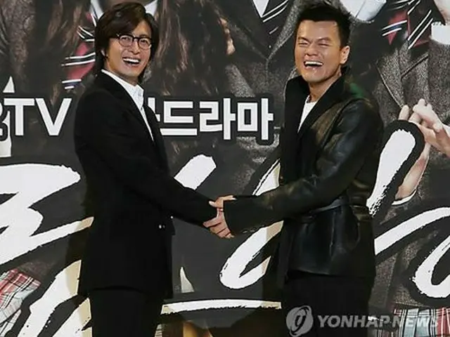 韓国新ドラマ『ドリーム・ハイ』制作発表会にて（左から）ペ・ヨンジュン、パク・チニョン