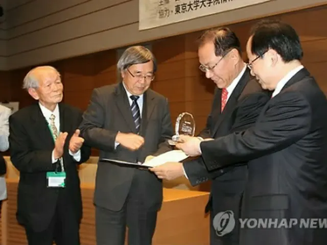 「今年の人権賞」を受賞する高木健一弁護士（左から２番目）＝２月２５日、東京（聯合ニュース）