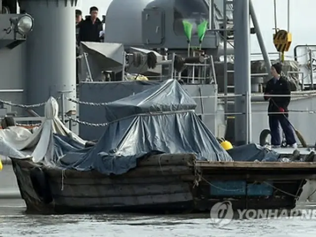 漂流されて韓国側に来た北朝鮮の住民が乗っていた漁船＝（聯合ニュース）