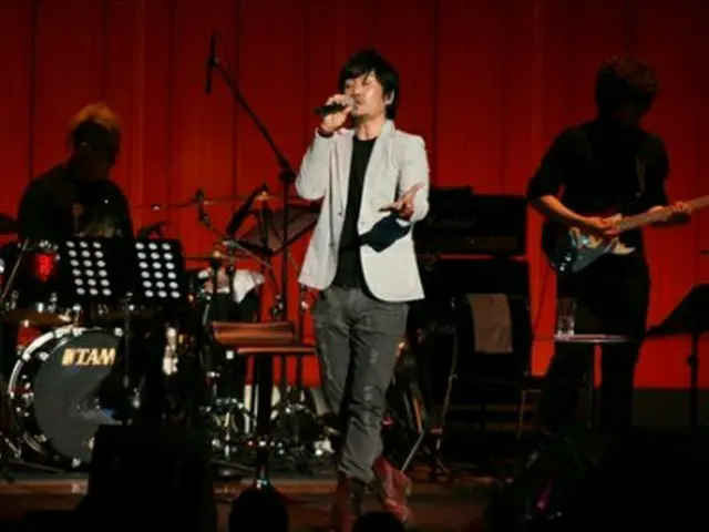 コンサートで熱唱するJKキム・ドンウク＝6日、東京（聯合ニュース）