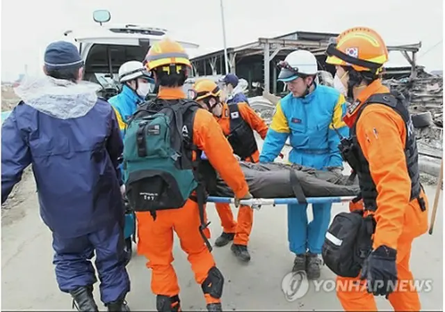 被災地で救助や捜索にあたる韓国の救助隊＝（聯合ニュース）