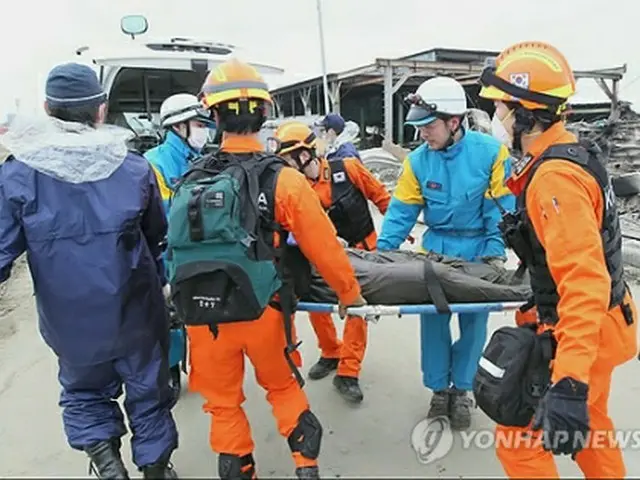 被災地で救助や捜索にあたる韓国の救助隊＝（聯合ニュース）