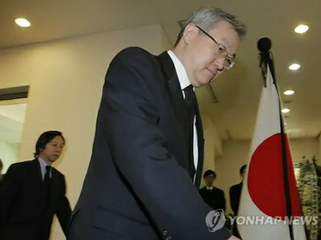 日本大使館を訪れ、犠牲者に哀悼の意を表する金長官１８日、ソウル（聯合ニュース）