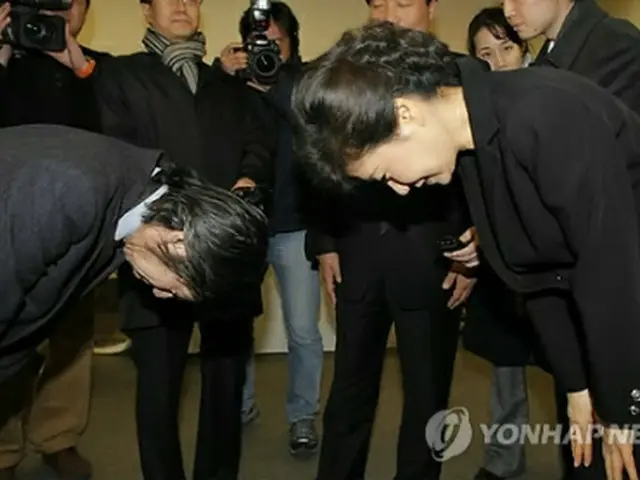 武藤大使（左）に挨拶する朴槿恵氏＝18日、ソウル（聯合ニュース）