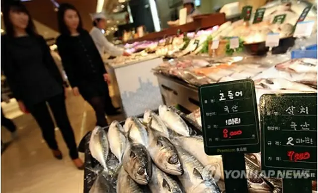 日本産の食品の販売を中断する動きが見え始めた韓国のスーパー＝（聯合ニュース）