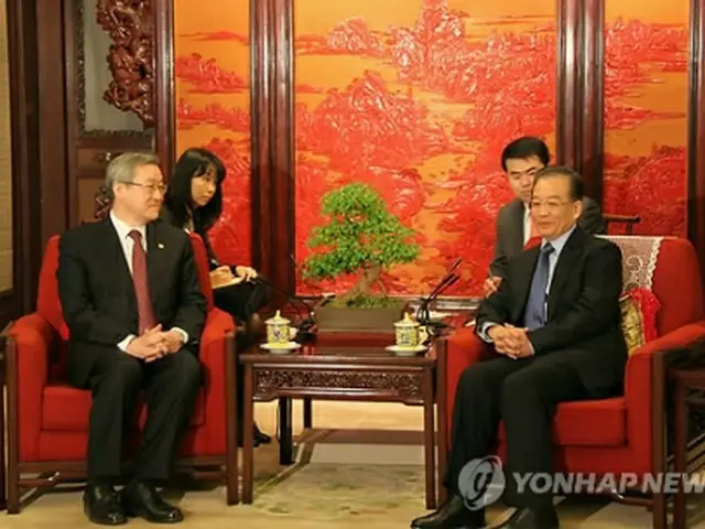 温首相（右）と会談する金長官＝29日、北京（聯合ニュース）