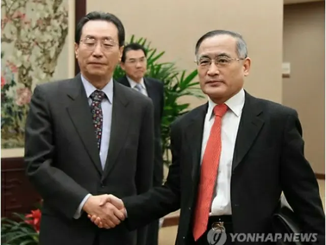 6カ国協議の韓国首席代表の魏聖洛氏（右）と中国代表の武大偉氏＝30日、北京（聯合ニュース）