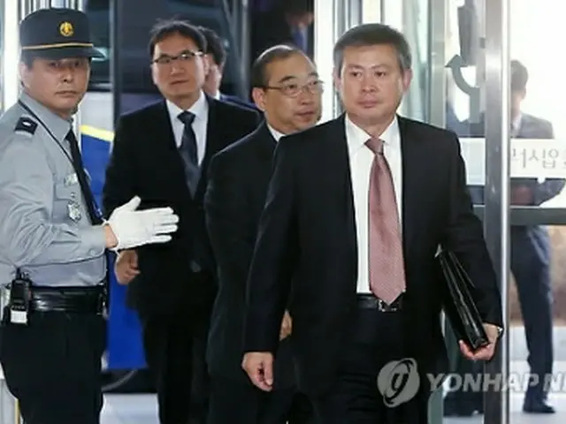 開城に向け出発する韓国側代表団=12日、坡州(聯合ニュース)