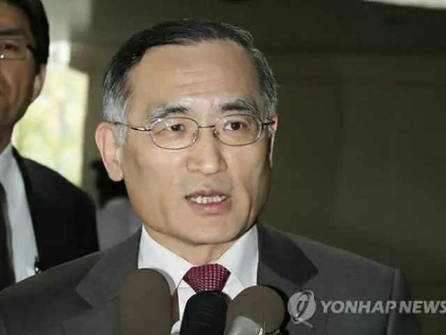 キャンベル米国務次官補らとの会談後、協議内容を説明する魏聖本部長=13日、ワシントン(聯合ニュース)