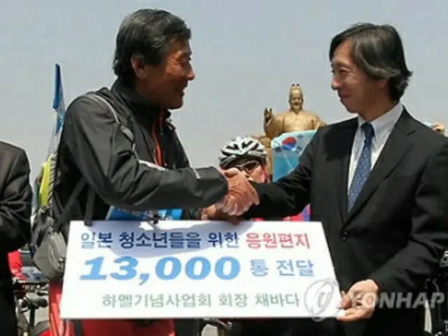 武藤駐韓大使(右)に手紙を渡す蔡波多氏=13日、ソウル(聯合ニュース)