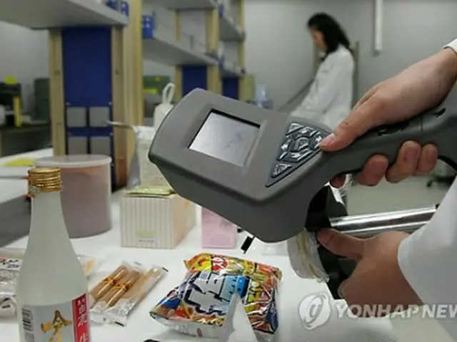 放射能測定器を利用し、日本産食品を検査している食品医薬品安全庁放射能検査実験室の研究員(資料写真)=(聯合ニュース)