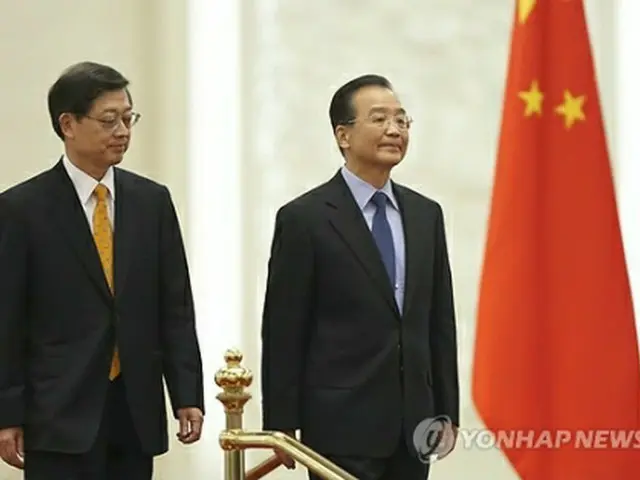 温家宝首相(右)と金滉植首相=(EPA=聯合ニュース)