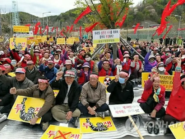 慶州市にある放射性廃棄物処理施設の地上支援施設前で地元住民らが月城原発１号機の寿命延長と放射性廃棄物処理施設に反対する集会を行っている＝１９日、慶州（聯合ニュース）