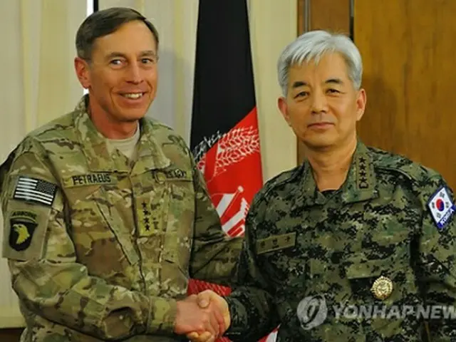 24日にアフガニスタンを訪問し、ペトレイアス司令官（左）と会談した韓民求議長＝28日、カーブル（聯合ニュース）