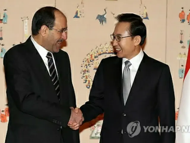握手を交わすイラクのマリキ首相（左）と韓国の李明博大統領＝28日、ソウル（聯合ニュース）