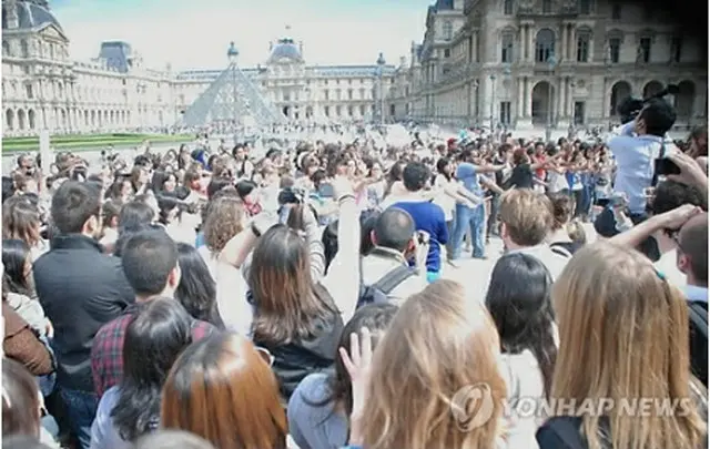 K－POPライブの追加公演を求め1日、パリで行われた集会のようす