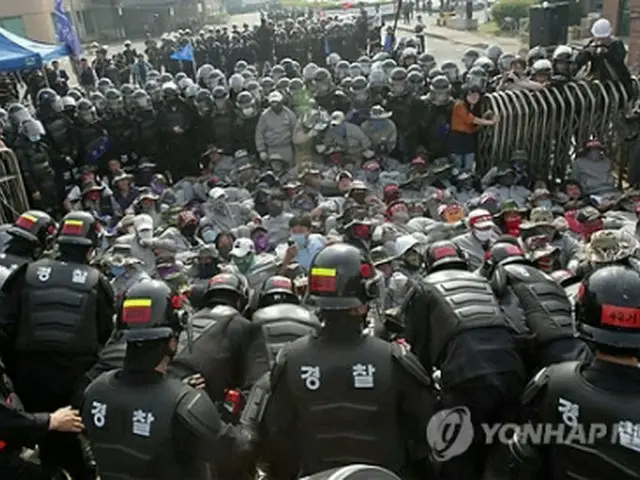 24日午後、柳成企業の工場に警察が突入し、労組員を連行した＝24日、牙山（聯合ニュース）