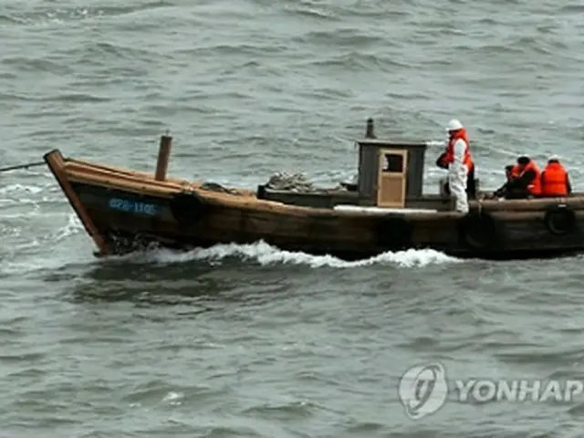 ２月に韓国側に漂流してきた北朝鮮住民が乗っていた船舶＝（聯合ニュース）
