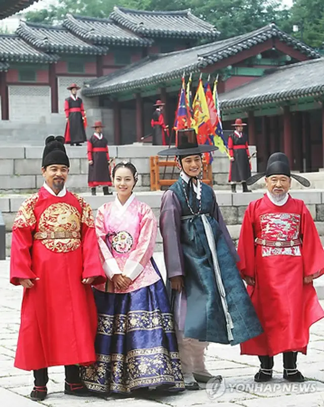 （左から）キム・ヨンチョル、ムン・チェウォン、パク・シフ、イ・スンジェ