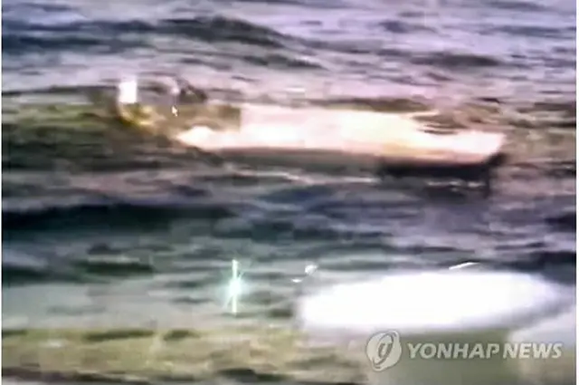 済州海洋警察署の警備艦艇が28日午前、済州海上で撮影したアシアナ航空のボーイング747貨物機の残骸と見られる物体＝28日、済州（聯合ニュース）