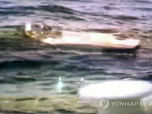 済州海洋警察署の警備艦艇が28日午前、済州海上で撮影したアシアナ航空のボーイング747貨物機の残骸と見られる物体＝28日、済州（聯合ニュース）