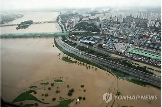 400ミリを超える大雨に見舞われたソウル市のようす＝27日、ソウル（聯合ニュース）