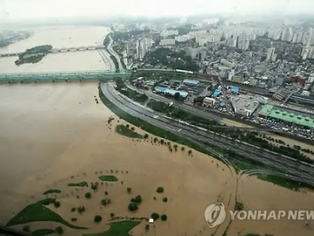 400ミリを超える大雨に見舞われたソウル市のようす＝27日、ソウル（聯合ニュース）