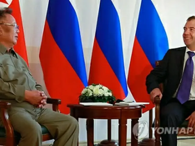 金総書記（左）とメドベージェフ大統領のロ朝首脳会談＝２４日、ロシア・ウランウデ（ＥＲＡ＝聯合ニュース）