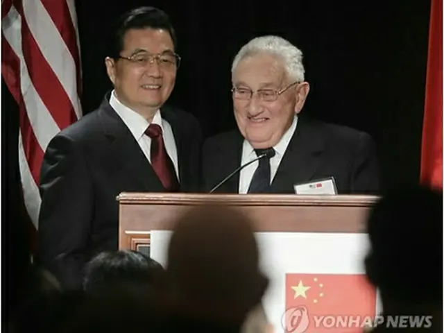 親中派で知られるキッシンジャー氏(右)=(AP=聯合ニュース)