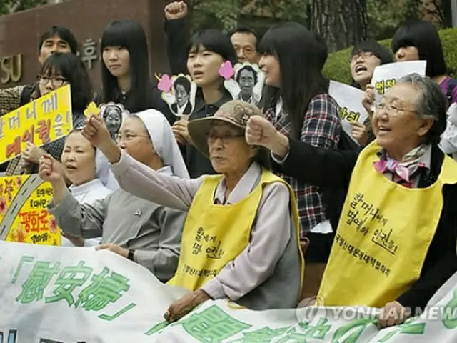 毎週、ソウルの日本大使館前で行われている元慰安婦の賠償請求権解決を求める集会(資料写真)=(聯合ニュース)