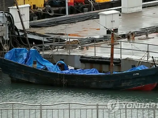 北朝鮮２１人が乗ってきたとされる木造船＝６日、仁川（聯合ニュース）