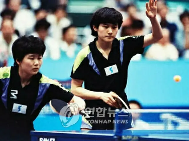 1991年に千葉で開催された世界卓球選手権で、ペアを組んだ韓国のヒョン・ジョンファ（右）と北朝鮮のイ・ブンヒ（資料写真）＝（聯合ニュース）