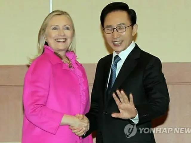 援助効果向上に関するハイレベルフォーラムに出席したクリントン米国務長官（左）が李明博（イ・ミョンバク）大統領と握手を交わしている＝30日、釜山（聯合ニュース）