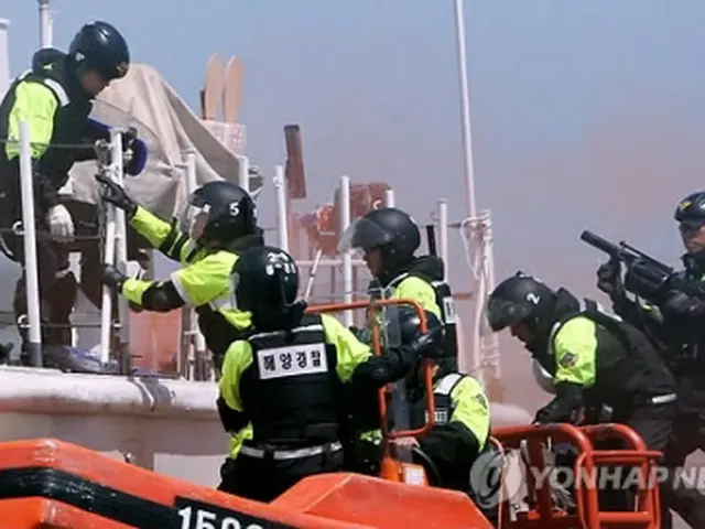 中国漁船の不法操業を取り締まる海洋警察官＝（聯合ニュース）