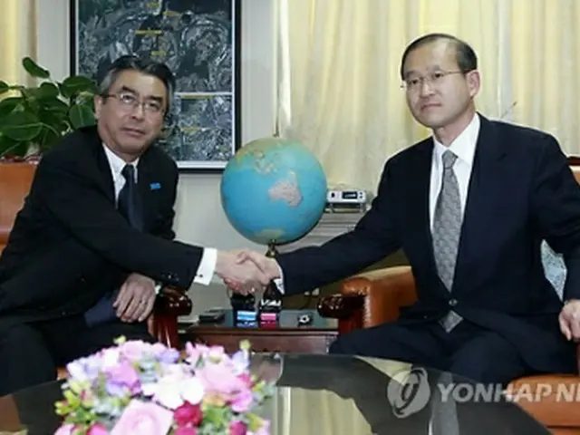 協議前に握手を交わす韓日の６カ国協議首席代表＝１２日、ソウル（ＡＰ＝聯合ニュース）