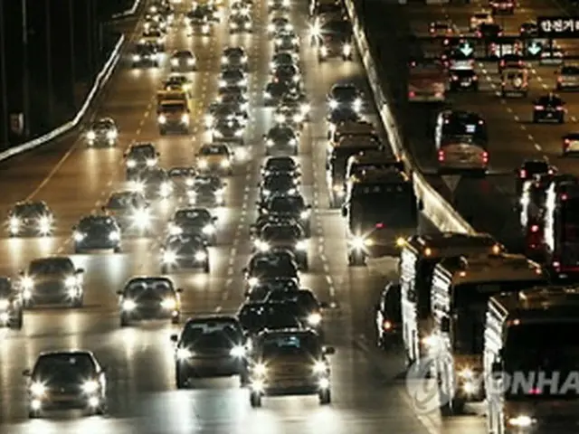 Uターンの車で混み合う高速道路（資料写真）＝（聯合ニュース）