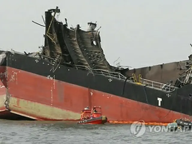爆発事故が起きた船舶。船体の半分が沈んでいる＝15日、仁川（聯合ニュース）