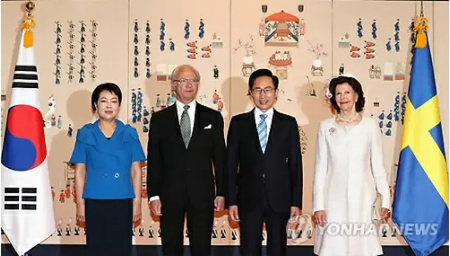 グスタフ国王（左から2人目）と会談した李大統領（右から2人目）＝30日、ソウル（聯合ニュース）